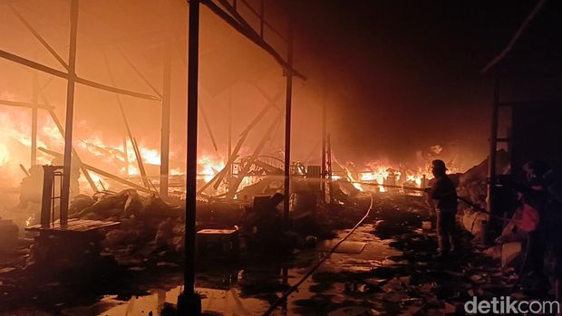Gudang rongsokan di Probolinggo terbakar
