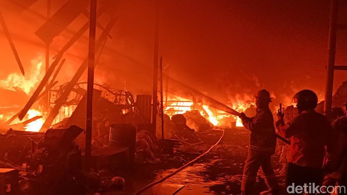 Gudang rongsokan di Probolinggo terbakar