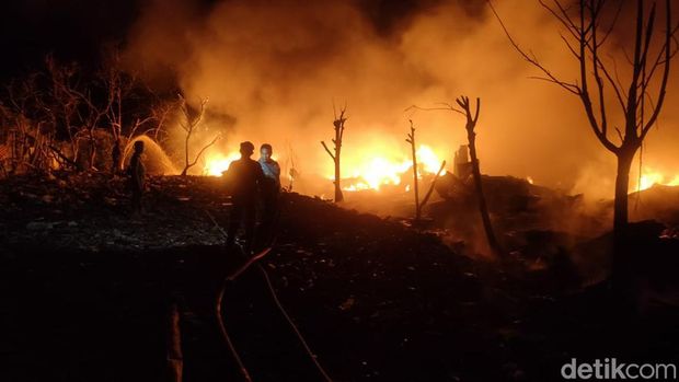 Gudang rongsokan di Probolinggo terbakar