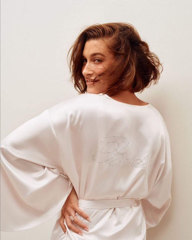 Istri Justin Bieber ini berpose seksi dalam balutan lingerie pengantin. Ada tiga gaya busana intim yang ditampilkan, mulai dari satu set bra dan undies hingga slip dress. Foto: Dok. Victorias Secret