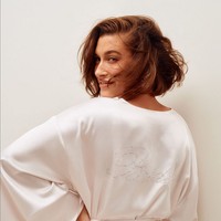 Istri Justin Bieber ini berpose seksi dalam balutan lingerie pengantin. Ada tiga gaya busana intim yang ditampilkan, mulai dari satu set bra dan undies hingga slip dress. Foto: Dok. Victorias Secret