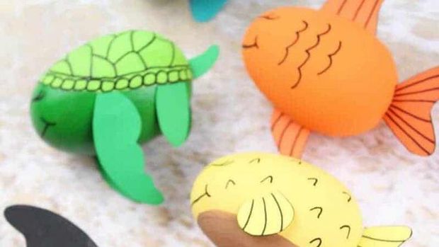 Hias telur Paskah menyerupai bentuk hewan.