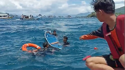 Insiden kapal terbalik dan mati mesin di Larantuka saat proses Tuan Meninu.