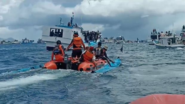 Insiden kapal terbalik dan mati mesin di Larantuka saat proses Tuan Meninu.