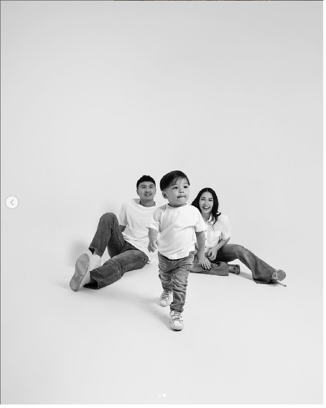 Issa Xander Djokosoetono demikian nama lengkap anak pertama Nikita Willy dan suaminya Indra Priawan. Bocah yang tingkah gemasnya kerap viral ini lahir di Los Angeles pada 7 April 2022. Foto: Dok. Instagram