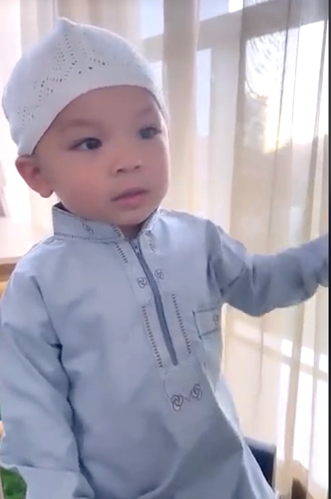 Cara Nikita Willy mengasuh Issa juga sering viral jadi perbincangan netizen. Mulai dari momen Issa yang menjalani BLW (Baby Led Weaning) atau makan tanpa disuapi hingga saat sang anak tidur sendiri di kamarnya setiap malam.  Foto: Dok. Instagram