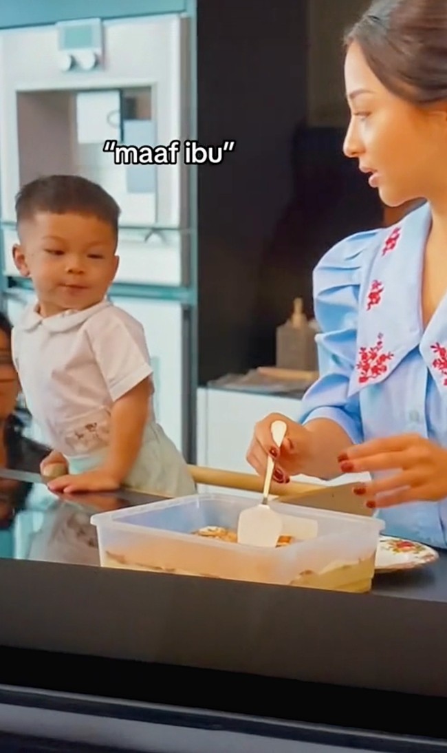 Sebuah video viral memperlihatkan momen Nikita Willy tengah berada di dapur ditemani anaknya Issa Xander. Saat itu Issa tiba-tiba melempar sebuah barang dan Nikita langsung mengucapkan kalimat istighfar. Sambil melihat ibunya, Issa kemudian mengucapkan kalimat yang membuat netizen gemas. “Maaf ibu,” kata Issa. Foto: Dok. Instagram