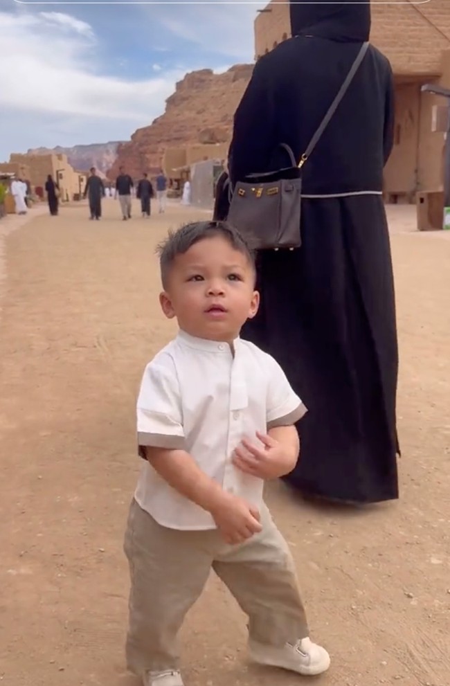 Issa Xander juga kerap membuat iri netizen karena sejak kecil sudah berpergian ke berbagai kota dunia bersama Nikita Willy dan Indra Priawan. Ini adalah momen saat Issa berada di Alula, Arab Saudi. Foto: Dok. Instagram