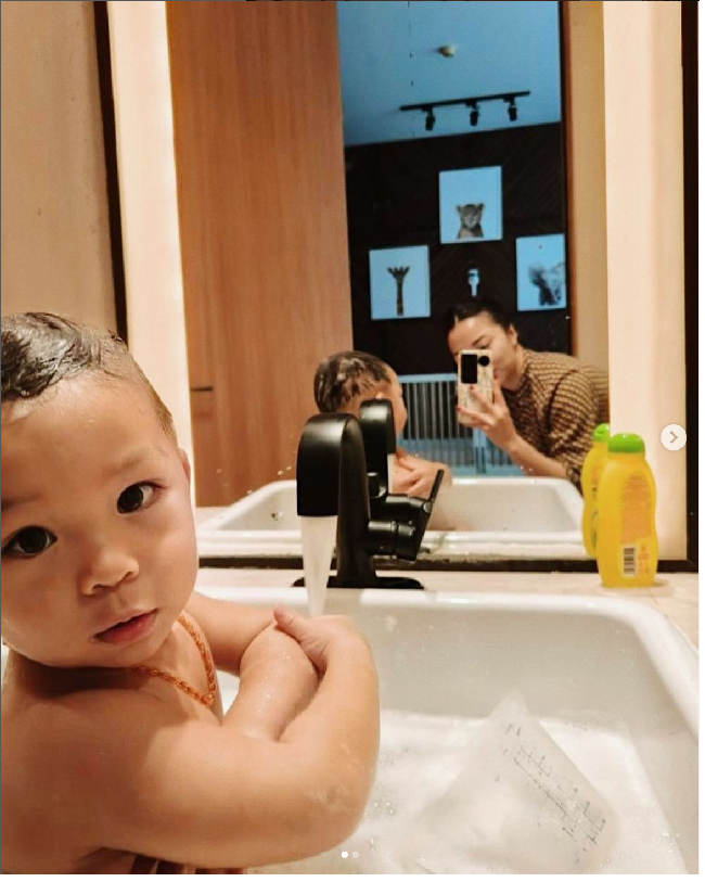 Momen Isssa mandi ini juga mencuri perhatian netizen. Dalam keterangan di Instagram, Nikita Willy mengungkapkan Issa biasanya dia mandikan dengan air hangat satu jam sebelum waktu tidurnya. Foto: Dok. Instagram