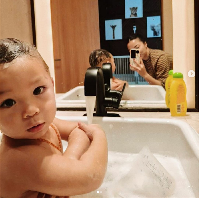 Momen Isssa mandi ini juga mencuri perhatian netizen. Dalam keterangan di Instagram, Nikita Willy mengungkapkan Issa biasanya dia mandikan dengan air hangat satu jam sebelum waktu tidurnya. Foto: Dok. Instagram