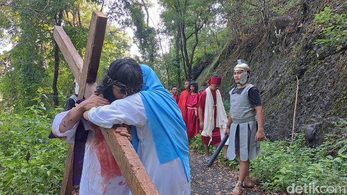 Jalan Salib di Gunung Gandul Wonogiri, Jumat (29/3/2024).