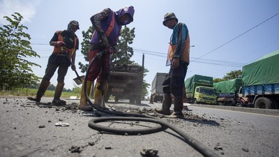 Jelang Arus Mudik, Jalur Pantura Cirebon Diperbaiki