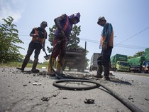 Jelang Arus Mudik, Jalur Pantura Cirebon Diperbaiki