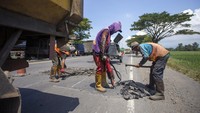 Sejumlah alat difungsikan untuk memecah jalan cor beton.