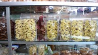 Pekerja menata kue kering dalam kemasan di salah satu industri rumahan Asoe Jaroe Desa Langgung, Meureubo, Aceh Barat, Aceh, Jumat (29/3/2024).