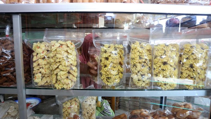 Pekerja menata kue kering dalam kemasan di salah satu industri rumahan Asoe Jaroe Desa Langgung, Meureubo, Aceh Barat, Aceh, Jumat (29/3/2024). Pelaku usaha menyatakan, produksi berbagai jenis kue kering yang dijual Rp80 ribu sampai Rp120 ribu per kg tersebut mengalami peningkatan dari satu kwintal menjadi dua hingga tiga kwintal per hari seiring meningkatnya permintaan kue kering untuk kebutuhan Idul Fitri 1445 H. ANTARA FOTO/Syifa Yulinnas/nym.