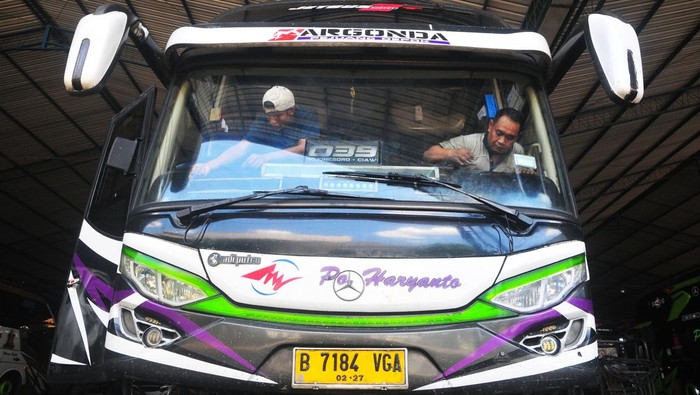 Seorang mekanik melakukan pemeliharaan mesin di salah satu perusahaan otobus di Kudus, Jawa Tengah, Jumat (29/3/2024). Sejumlah perusahaan otobus mulai mempersiapkan armada angkutan lebaran seperti pemeriksaan teknis kelaikan kendaraan, pembersihan menyeluruh mulai dari eksterior dan ineterior hingga kelengkapan administrasi guna menjamin kenyamanan dan keselamatan pemudik lebaran 2024. ANTARA FOTO/Yusuf Nugroho/nym.
