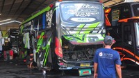 Seorang mekanik melakukan pemeliharaan mesin di salah satu perusahaan otobus di Kudus, Jawa Tengah, Jumat (29/3/2024).