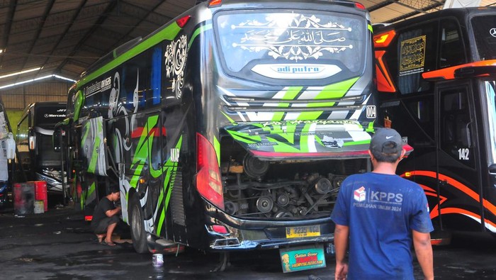 Jelang Mudik, Perusahaan Otobus Lakukan Pemeriksaan Armada Seorang mekanik melakukan pemeliharaan mesin di salah satu perusahaan otobus di Kudus, Jawa Tengah, Jumat (29/3/2024). Sejumlah perusahaan otobus mulai mempersiapkan armada angkutan lebaran seperti pemeriksaan teknis kelaikan kendaraan, pembersihan menyeluruh mulai dari eksterior dan ineterior hingga kelengkapan administrasi guna menjamin kenyamanan dan keselamatan pemudik lebaran 2024. ANTARA FOTO/Yusuf Nugroho/nym.