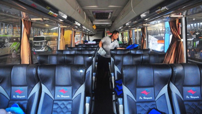 Jelang Mudik, Perusahaan Otobus Lakukan Pemeriksaan Armada Seorang mekanik melakukan pemeliharaan mesin di salah satu perusahaan otobus di Kudus, Jawa Tengah, Jumat (29/3/2024). Sejumlah perusahaan otobus mulai mempersiapkan armada angkutan lebaran seperti pemeriksaan teknis kelaikan kendaraan, pembersihan menyeluruh mulai dari eksterior dan ineterior hingga kelengkapan administrasi guna menjamin kenyamanan dan keselamatan pemudik lebaran 2024. ANTARA FOTO/Yusuf Nugroho/nym.
