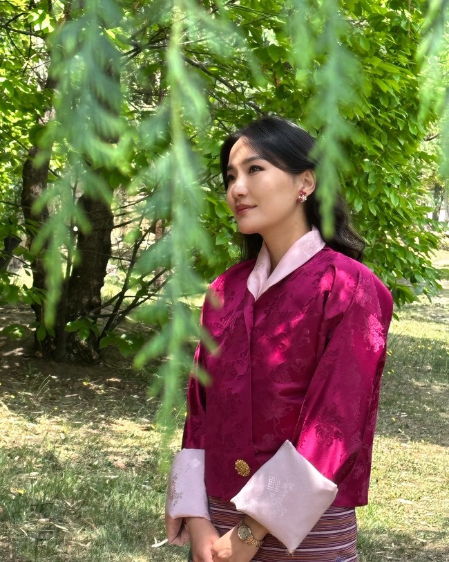 Jetsun Pema lahir dari keluarga aristokrat. Ayahnya, Dhondup Gyaltshen, adalah cucu dari dua gubernur Trashigang, sementara ibunya, Aum Sonam Choki, berasal dari keluarga bangsawan tua di Bumthang Pangtey. Jetsun tumbuh di ibu kota Bhutan, Thimphu, bersama dua saudara laki-laki dan dua saudara perempuan, salah satunya kini menikah dengan adik Raja, Pangeran Gyaltshab Jigme Dirji Wangchuck. Foto: Instagram @queenjetsunpema