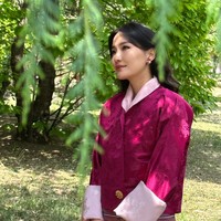 Jetsun Pema lahir dari keluarga aristokrat. Ayahnya, Dhondup Gyaltshen, adalah cucu dari dua gubernur Trashigang, sementara ibunya, Aum Sonam Choki, berasal dari keluarga bangsawan tua di Bumthang Pangtey. Jetsun tumbuh di ibu kota Bhutan, Thimphu, bersama dua saudara laki-laki dan dua saudara perempuan, salah satunya kini menikah dengan adik Raja, Pangeran Gyaltshab Jigme Dirji Wangchuck. Foto: Instagram @queenjetsunpema