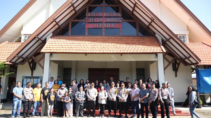 Kapolres Jepara AKBP Wahyu Nugroho Setyawan pantau langsung pengamanan beberapa gereja yang berlokasi di Kabupaten Jepara. Kegiatan dilakukan untuk memastikan kegiatan peribadatan Tri Hari Suci yakni Kamis Putih, Jumat Agung, Sabtu Suci, Minggu Paskah berjalan lancar.