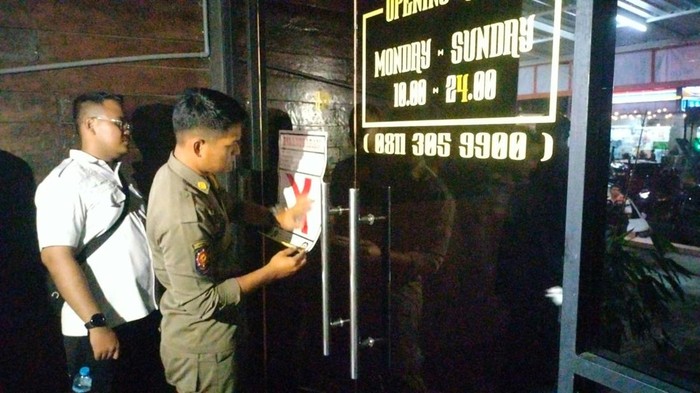 Kelab malam di Surabaya Barat disegel Satpol PP.