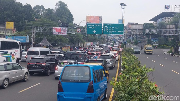 Kawasan Puncak Mulai Dipadati Kendaraan dari Jakarta Sore Ini