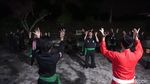 Potret Keseruan Santri di Mojokerto Bermain Sepak Bola Api