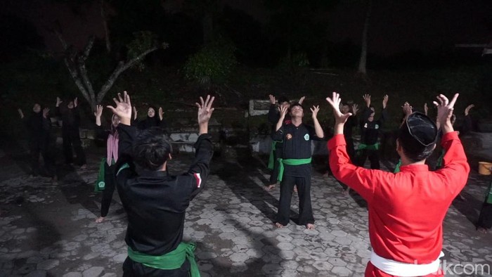 Keseruan Santri di Mojokerto Bermain Sepak Bola Api Keseruan Santri di Mojokerto Bermain Sepak Bola Api