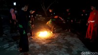 Permainan kian seru saat kedua tim saling menyerang. Mereka tak ragu menendang bola api itu untuk diumpankan kepada rekan satu tim.
