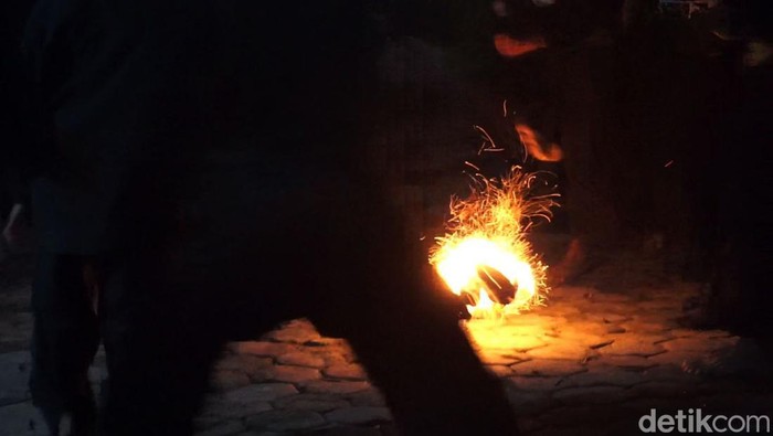 Keseruan Santri di Mojokerto Bermain Sepak Bola Api Keseruan Santri di Mojokerto Bermain Sepak Bola Api