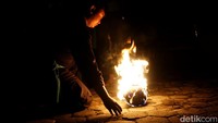 Permainan sepakbola api ini, bolanya menggunakan kelapa tua dan kering yang direndam minyak tanah selama 12 jam. Sehingga ketika dibakar, api bisa menyala lebih lama meskipun berulang kali ditendang dan dilempar.