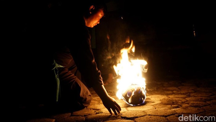 Potret Keseruan Santri di Mojokerto Bermain Sepak Bola Api