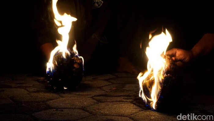 Keseruan Santri di Mojokerto Bermain Sepak Bola Api Keseruan Santri di Mojokerto Bermain Sepak Bola Api