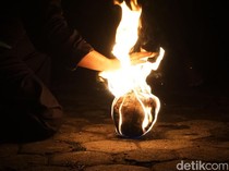 Potret Keseruan Santri di Mojokerto Bermain Sepak Bola Api