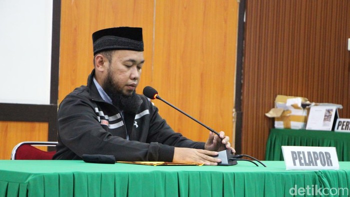 Kuasa Hukum DPD I Golkar Sulsel Indra Jaya saat membacakan pencabutan laporannya pada sidang ke-4 di Kantor Bawaslu Sulsel, Selasa (26/3/2024).
