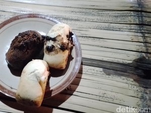 Mengurai Dingin Perjalanan Mudik dengan Kue Balok di Nagreg