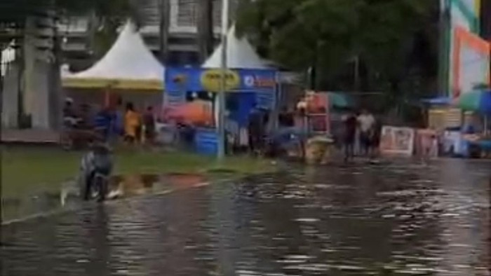 Lapangan Andi Makkassau Parepare terendam banjir gegara sampah di drainase.