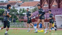 Pemain belakang Persebaya Surabaya Yan Victor serta Bruno Moirera juga ikut dalam latihan tersebut.