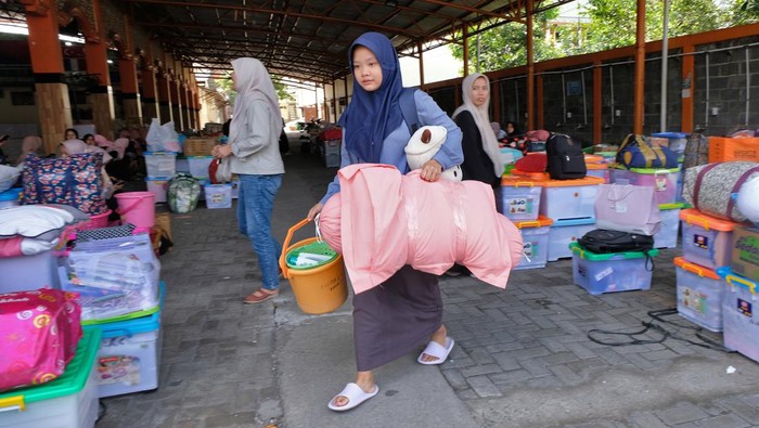 Libur Lebaran, Santri di Yogyakarta Bersiap untuk Pulang Santriwati duduk di dekat barang-barang saat menunggu jemputan untuk pulang di Pondok Pesantren Pandanaran Yogyakarta, Jumat (29/2/2024). Sejumlah ponpes di Yogyakarta meliburkan santrinya pada musim libur tahun ajaran 2023/2024 dan libur Idul Fitri 1445 H mulai 29 Maret 2024 sampai 26 April 2024 mendatang. ANTARA FOTO/Anis Efizudin/rwa.