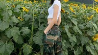 Saat di Hawaii, Lisa menikmati keindahan alamnnya yang hijau dan indah.