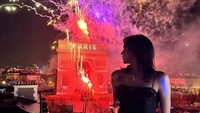 Dalam beberapa tahun terakhir, Lisa sering bepergian ke Paris, baik untuk bisnis maupun liburan. Gayanya saat menikmati segelas sampanye sambil memandangi lArc de Triomphe.