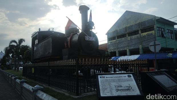 Lokomotif kereta uap yang bertuliskan B1304 yang didatangkan langsung dari Pabrik Hanomag Jerman.