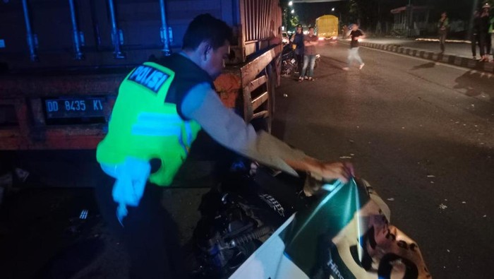 Polisi saat mengecek TKP kecelakaan di Jalan Sultan Alauddin Makassar.