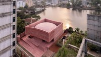 Terletak di daerah pinggiran kota dekat ibu kota Bangladesh, Masjid Zebun Nessa menonjol dengan arsitekturnya yang serba pink. Foto: Asif Salman via Dezeen