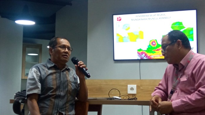 Eko Soebowo selaku Peneliti Ahli Utama Pusat Riset Kebencanaan Geologi BRIN (kiri) dalam  Media Lounge Discussion di Komplek BRIN, Jakarta, Kamis (28/3/2024).