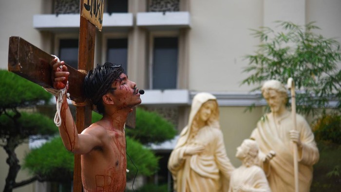 Anggota Orang Muda Katolik (OMK) melakukan prosesi Tablo Kisah Sengsara Yesus Kristus pada perayaan Jumat Agung di Gereja Katedral Medan, Sumatera Utara, Jumat (29/3/2024). Prosesi tablo yang menggambarkan kesengsaraan Yesus hingga wafat di kayu salib tersebut merupakan rangkaian dari perayaan Paskah. ANTARA FOTO/Fransisco Carolio/nym.