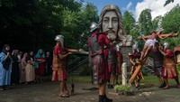 Umat Katolik melakukan prosesi visualisasi jalan salib di Gereja Katolik Santo Yakobus Alfeus, Pajangan, Bantul, D.I Yogyakarta, Jumat (29/3/2024). Prosesi tersebut merefleksikan kisah dan wafatnya Yesus Kristus yang dilaksanakan dalam rangkaian peringatan Jumat Agung dari Tri Hari Suci Paskah. ANTARA/Andreas Fitri Atmoko